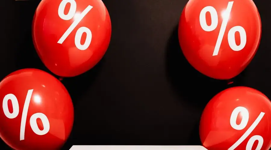 Red balloons marked with percentage symbols on black background, perfect for sales promotions.
