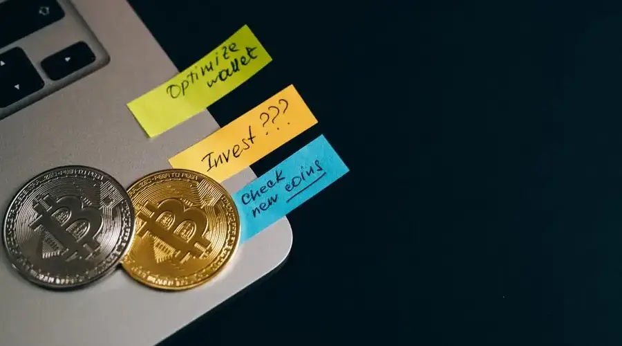 Capture the essence of cryptocurrency investments with Bitcoin coins and sticky note reminders.