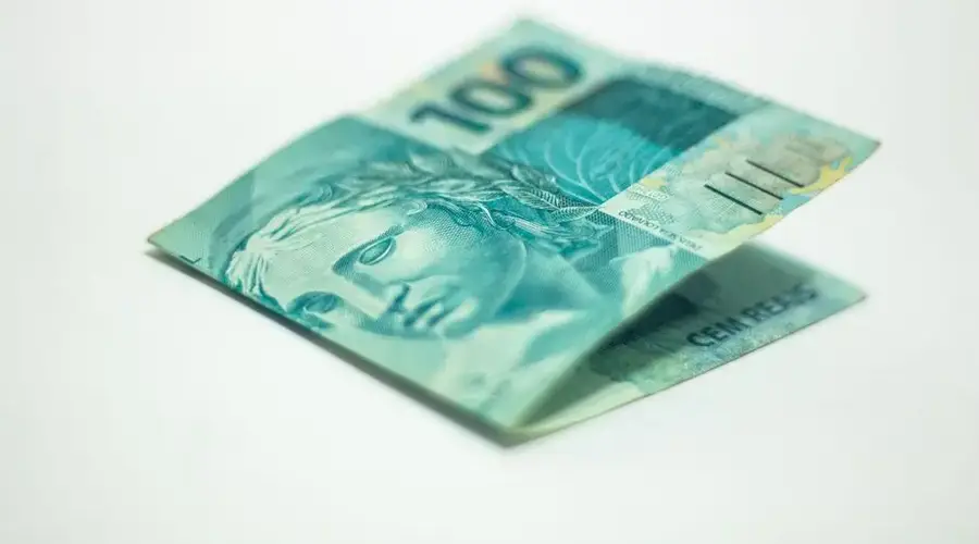 Detailed image of a Brazilian 100 real banknote, close-up view for finance and currency themes.