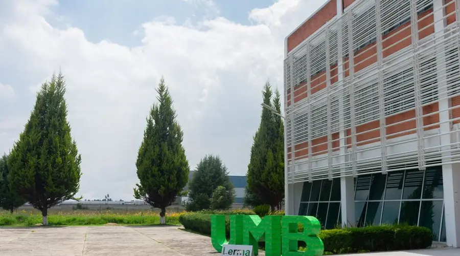Modern campus building with trees in Lerma de Villada, Mexico.