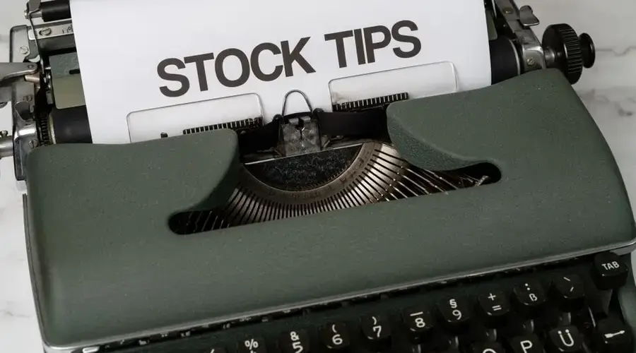 Old-fashioned typewriter displaying stock market tips, symbolizing retro finance advice.