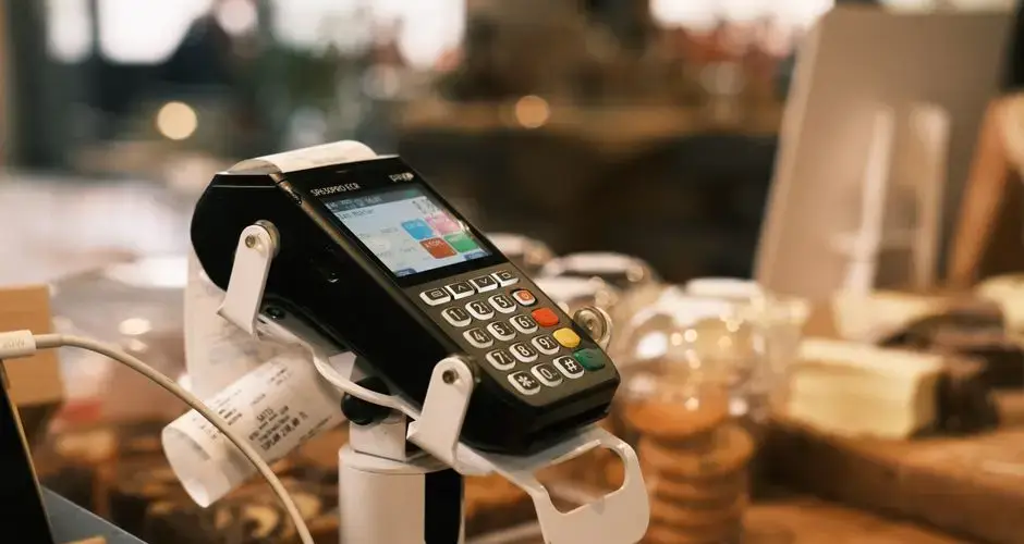 Close-up of a payment terminal at a modern café counter in Konya, Türkiye.